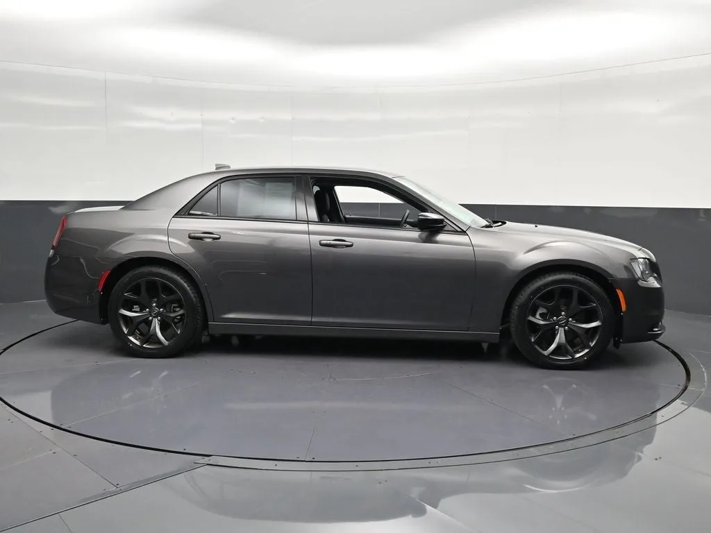 2022 Chrysler 300 Touring photo 4