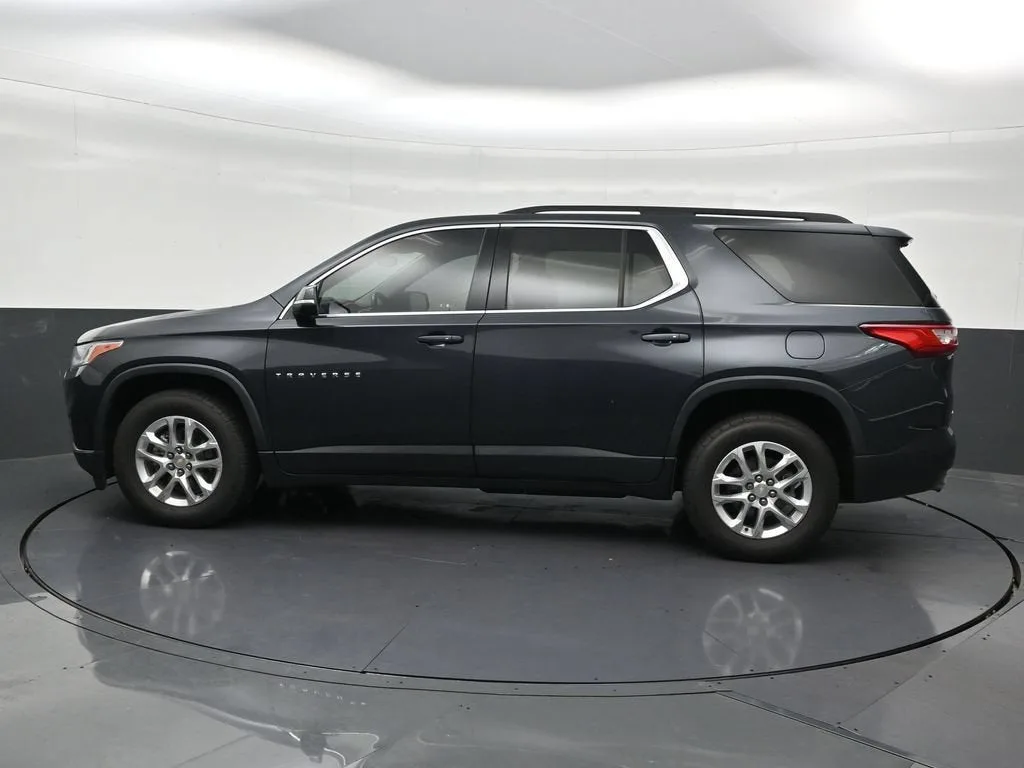 2021 Chevrolet Traverse LT Leather photo 2