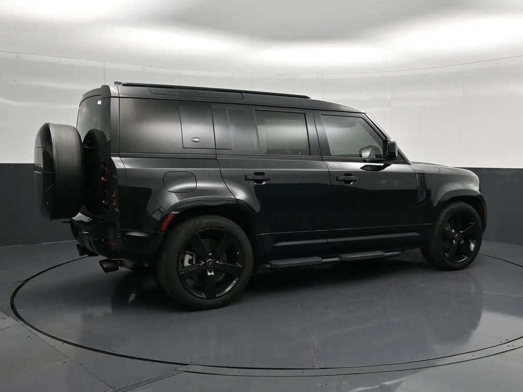 2024 Land Rover Defender 110 X-Dynamic SE photo 3