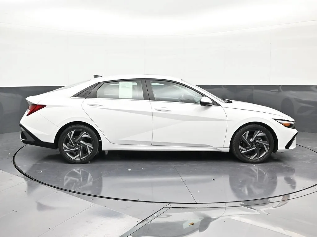 2024 Hyundai Elantra Limited photo 6