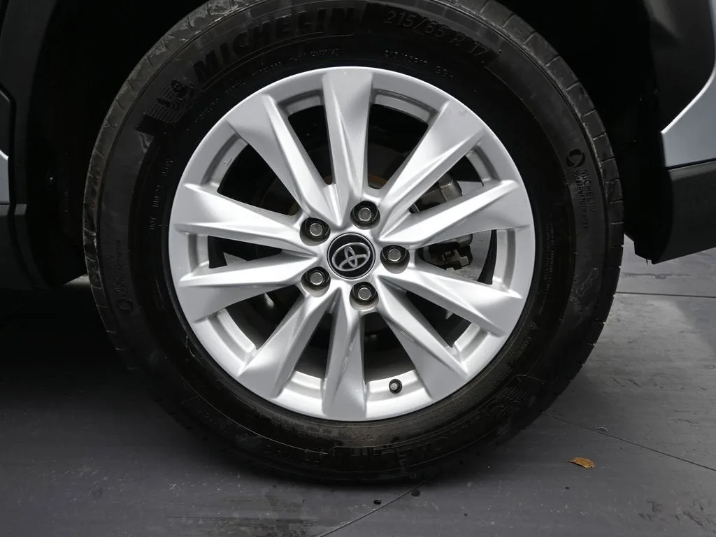 2024 Toyota Corolla Cross LE photo 10