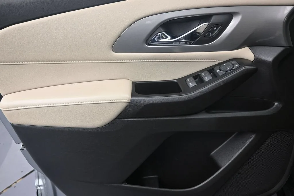 2023 Chevrolet Traverse LS photo 11