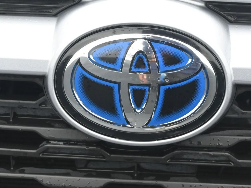 2022 Toyota RAV4 Hybrid LE photo 10