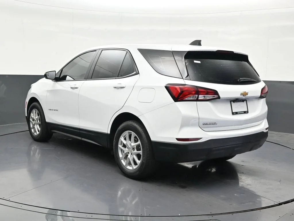 2022 Chevrolet Equinox LS photo 3