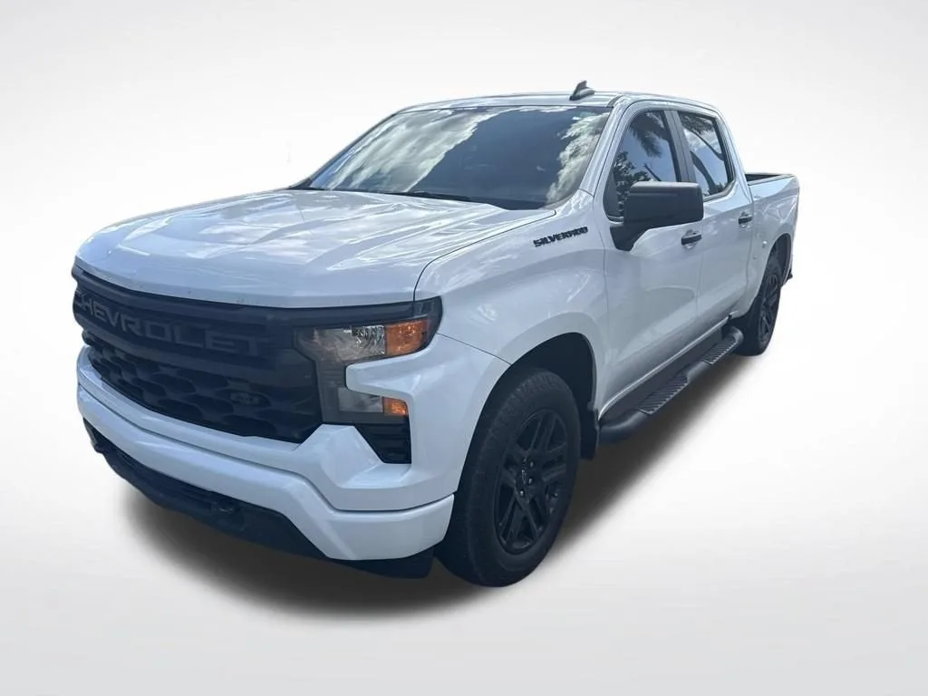 2024 Chevrolet Silverado 1500 Custom photo 2