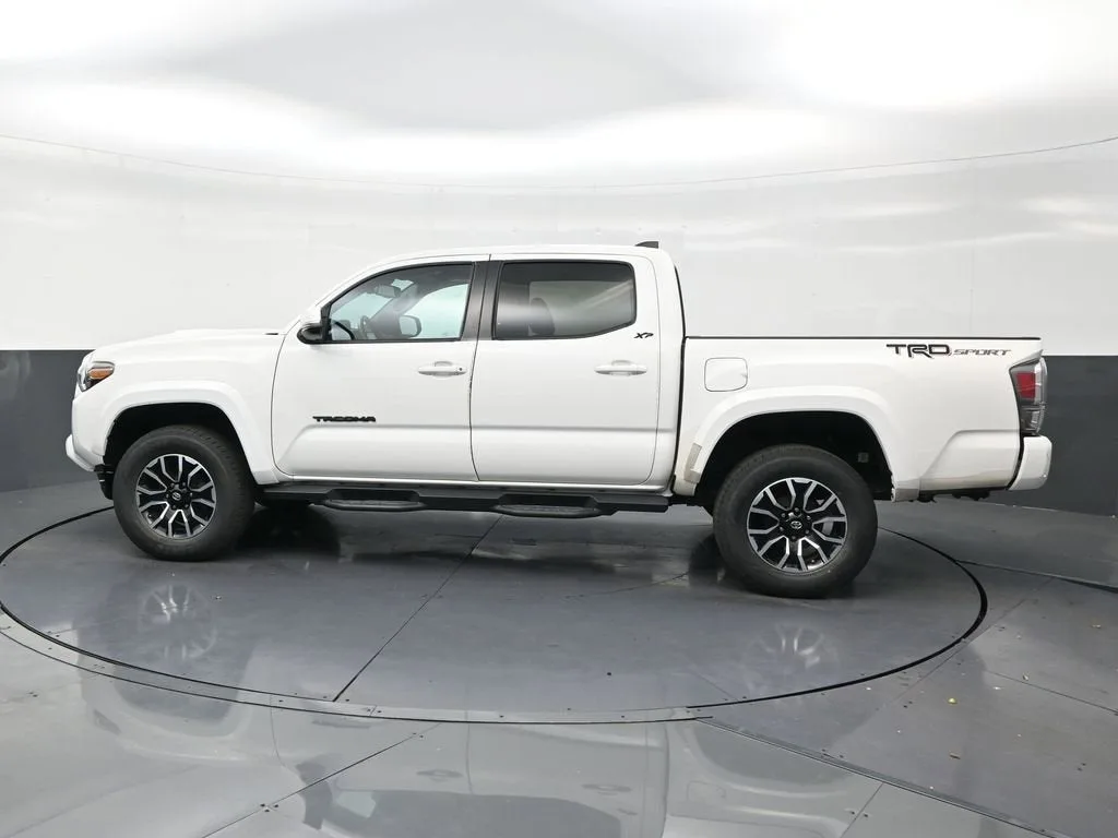 2020 Toyota Tacoma TRD Sport photo 2