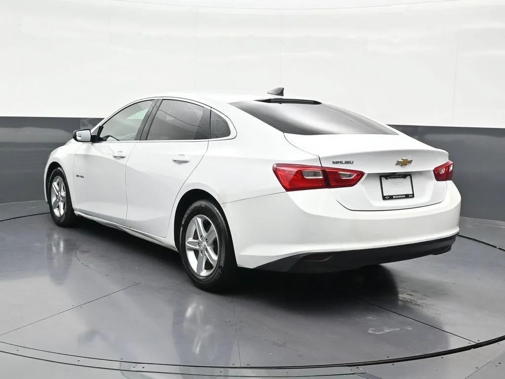 2022 Chevrolet Malibu LS photo 3