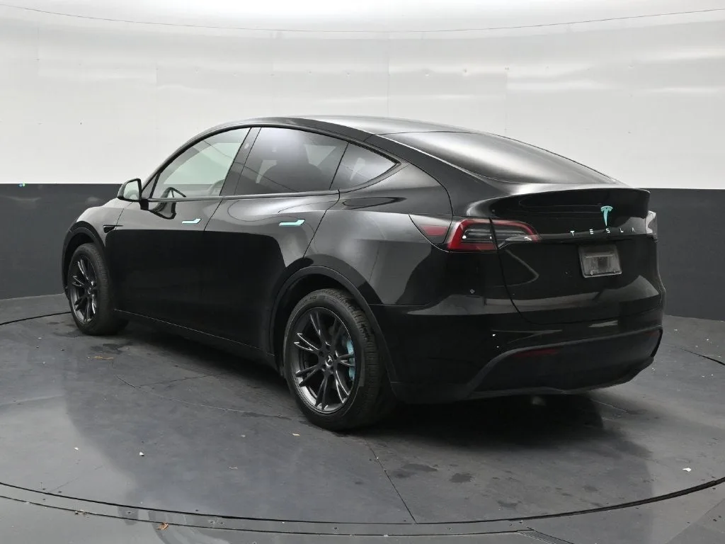 2024 Tesla Model Y LONG RANGE photo 3