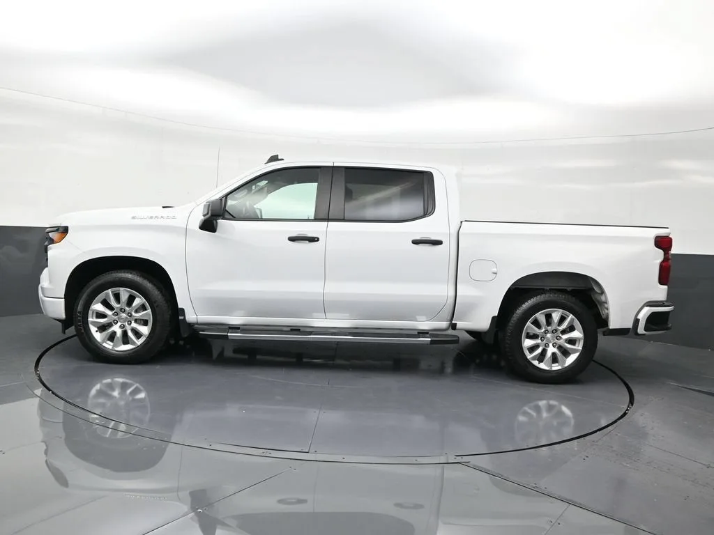 2024 Chevrolet Silverado 1500 Custom photo 2