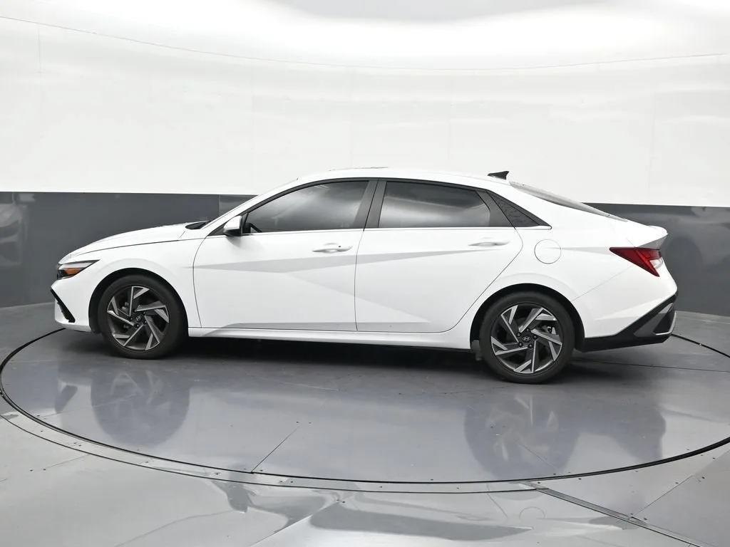 2025 Hyundai Elantra SEL Convenience photo 2