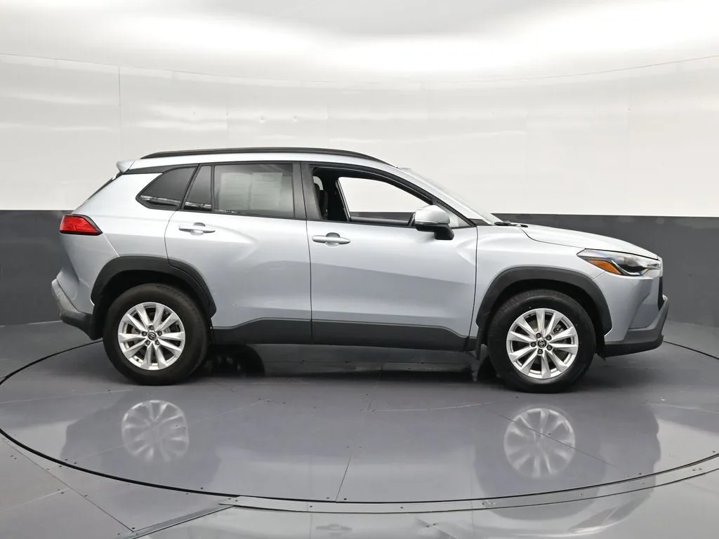 2024 Toyota Corolla Cross LE photo 4