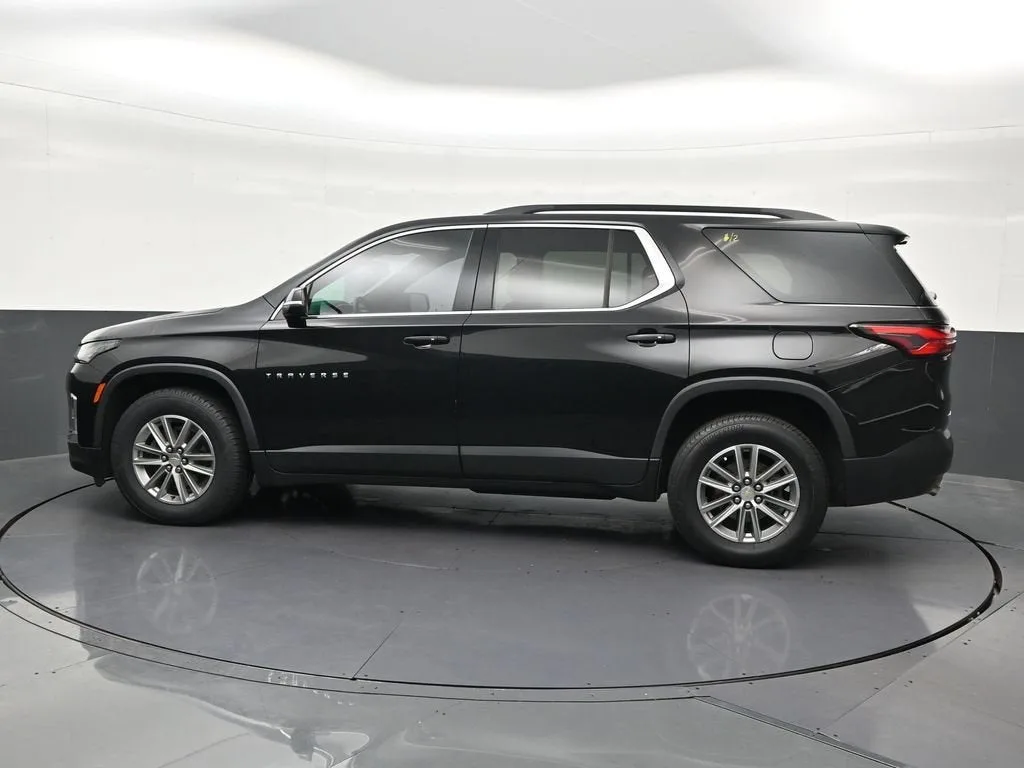 2023 Chevrolet Traverse LT Cloth photo 2