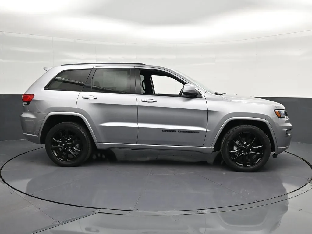 2021 Jeep Grand Cherokee Laredo X photo 4