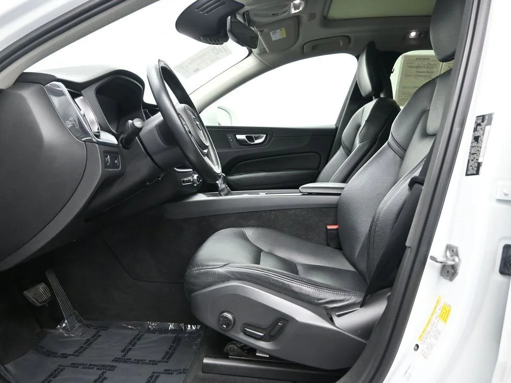 2018 Volvo XC60 Momentum photo 11