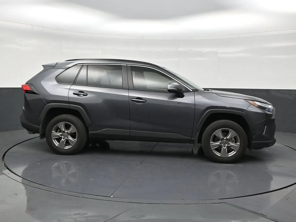 2024 Toyota RAV4 XLE photo 6