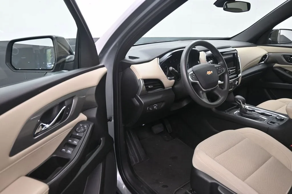 2023 Chevrolet Traverse LS photo 11