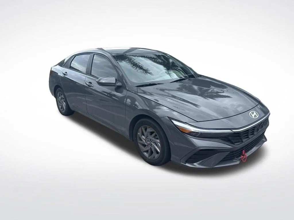 2024 Hyundai Elantra SEL photo 3