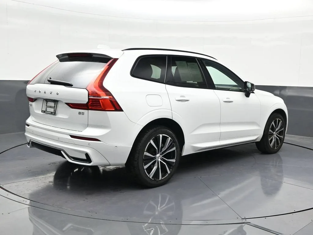 2023 Volvo XC60 B5 Plus Dark Theme photo 6