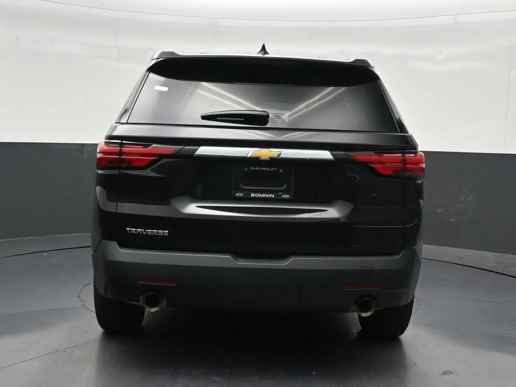 2023 Chevrolet Traverse LS photo 4