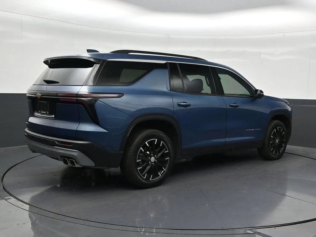 2025 Chevrolet Traverse LT photo 5