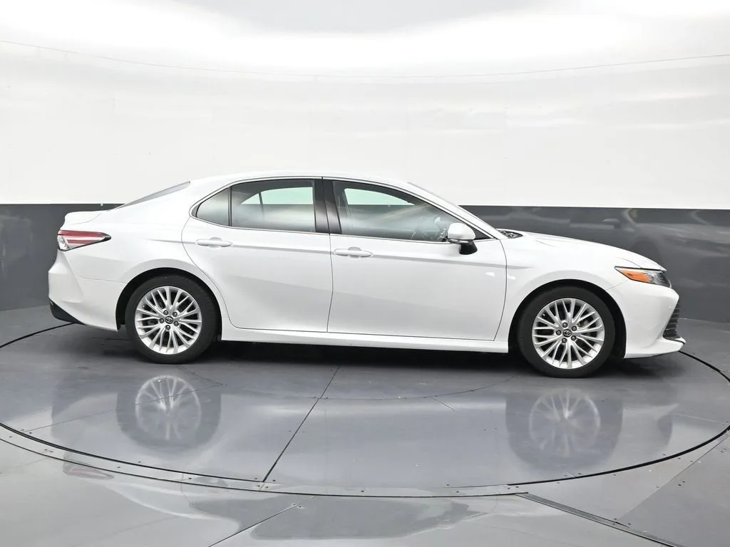 2018 Toyota Camry XLE photo 6