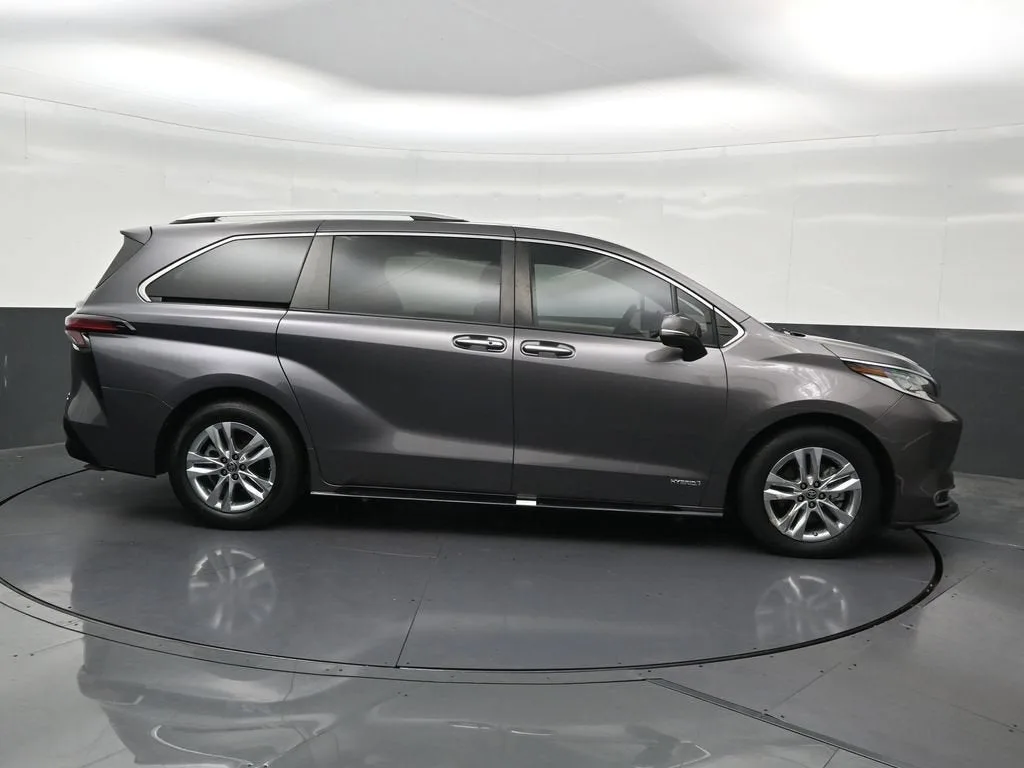 2021 Toyota Sienna Platinum photo 7