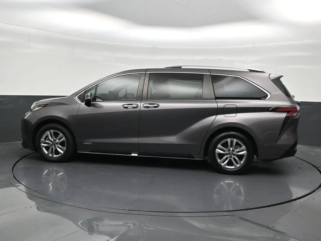 2021 Toyota Sienna Platinum photo 2