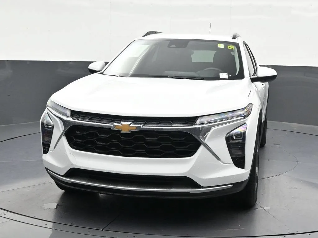 2025 Chevrolet Trax LT photo 9