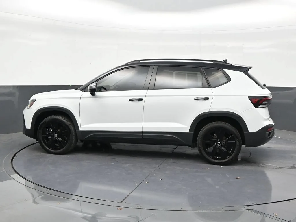 2025 Volkswagen Taos 1.5T SE Black photo 2