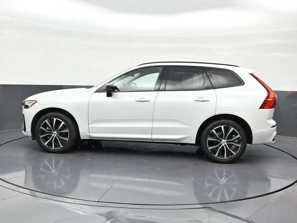 2023 Volvo XC60 B5 Plus Dark Theme photo 2