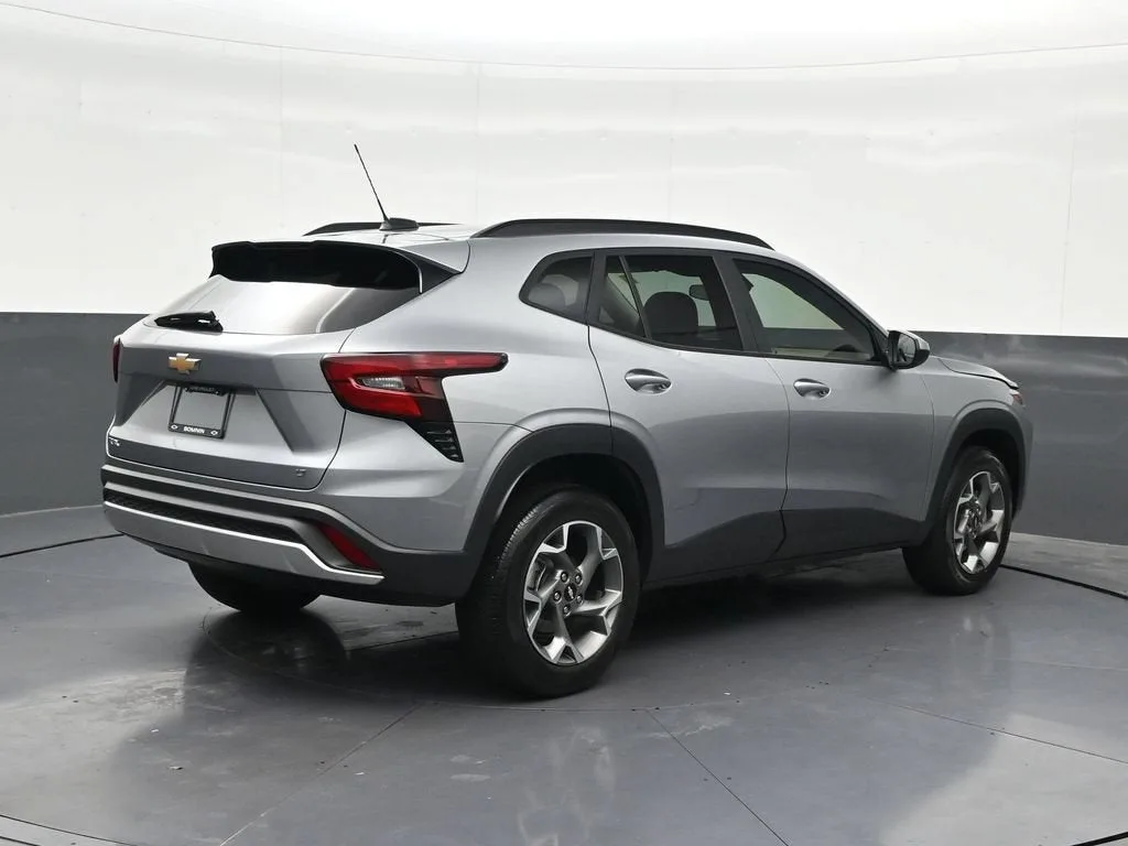 2025 Chevrolet Trax LT photo 5