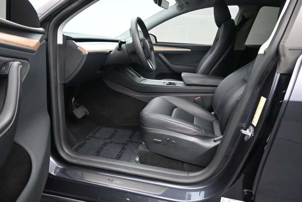 2024 Tesla Model Y Long Range photo 12