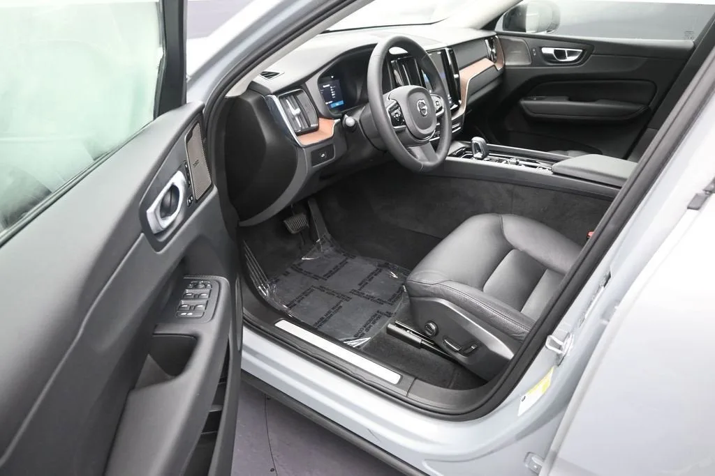 2024 Volvo XC60 Plus Dark Theme photo 11