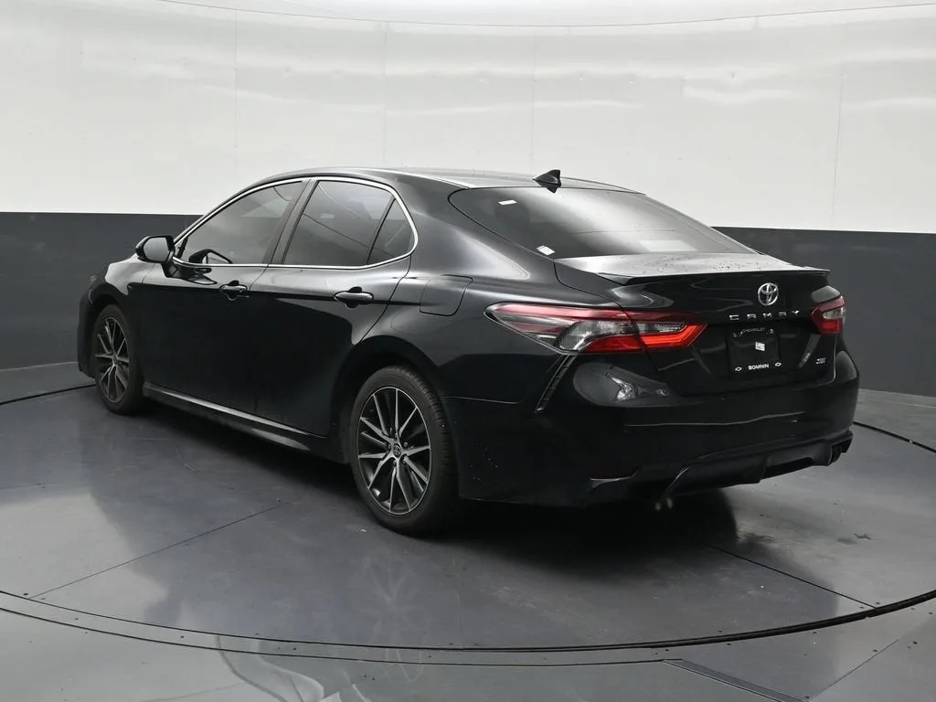 2022 Toyota Camry SE photo 3
