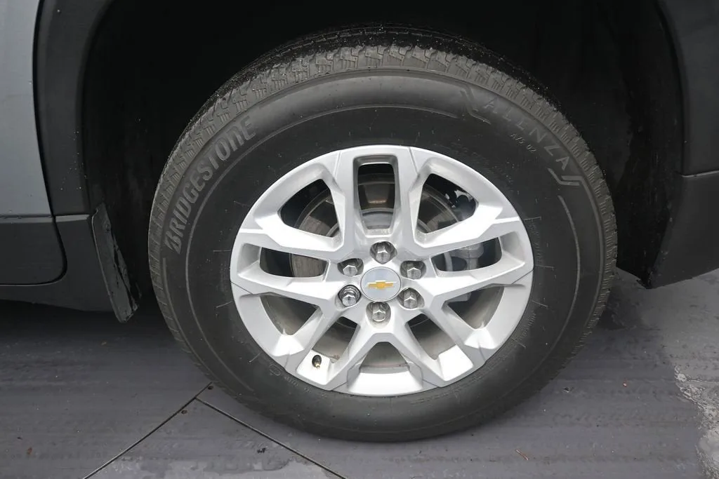 2023 Chevrolet Traverse LS photo 9