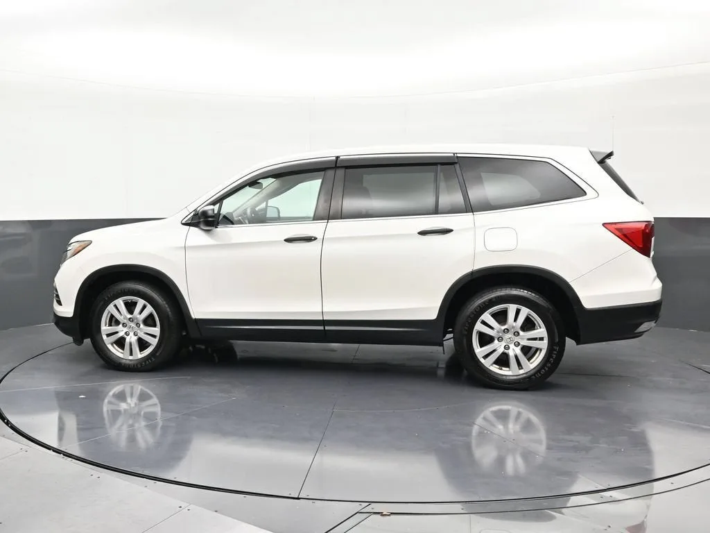 2016 Honda Pilot LX photo 2