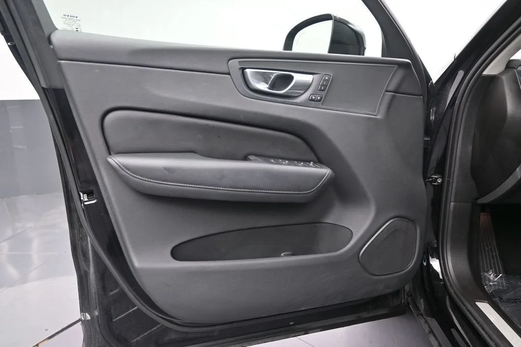 2024 Volvo XC60 B5 Plus Dark Theme photo 10