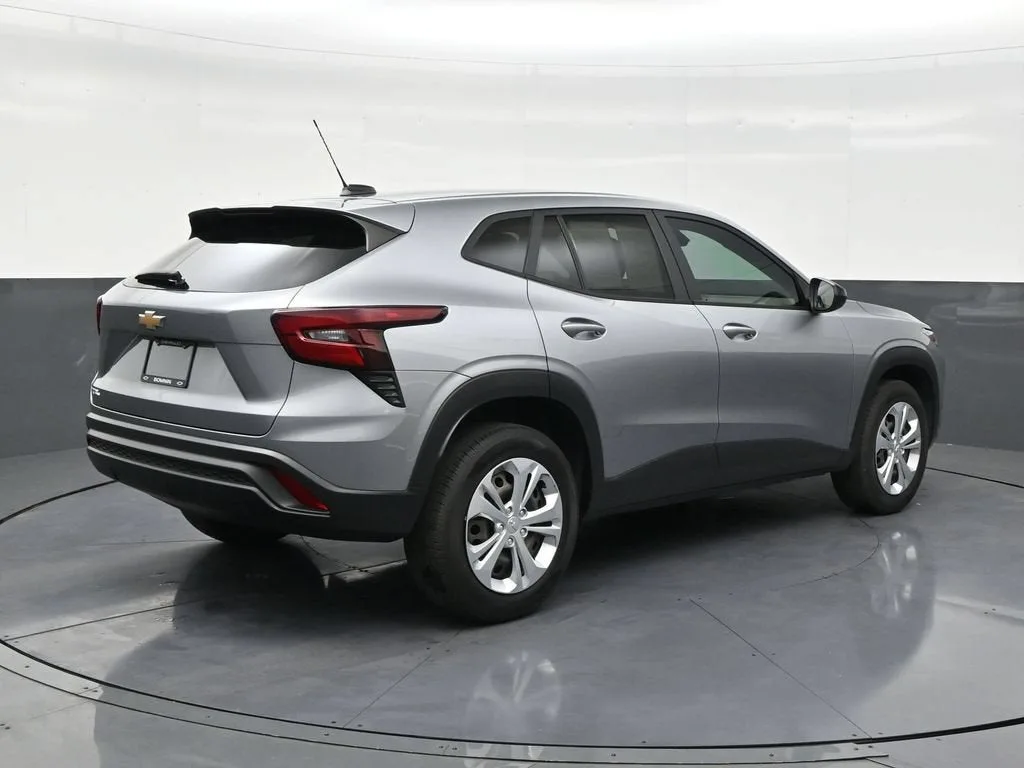 2025 Chevrolet Trax LS photo 5