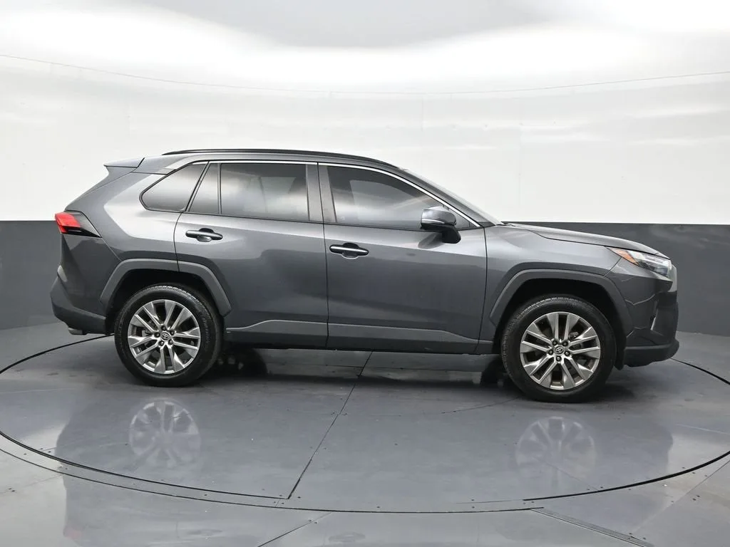 2022 Toyota RAV4 XLE Premium photo 6