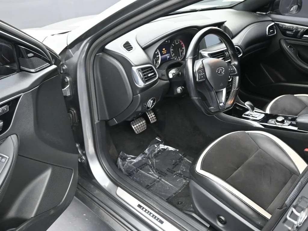 2019 INFINITI QX30 SPORT photo 11