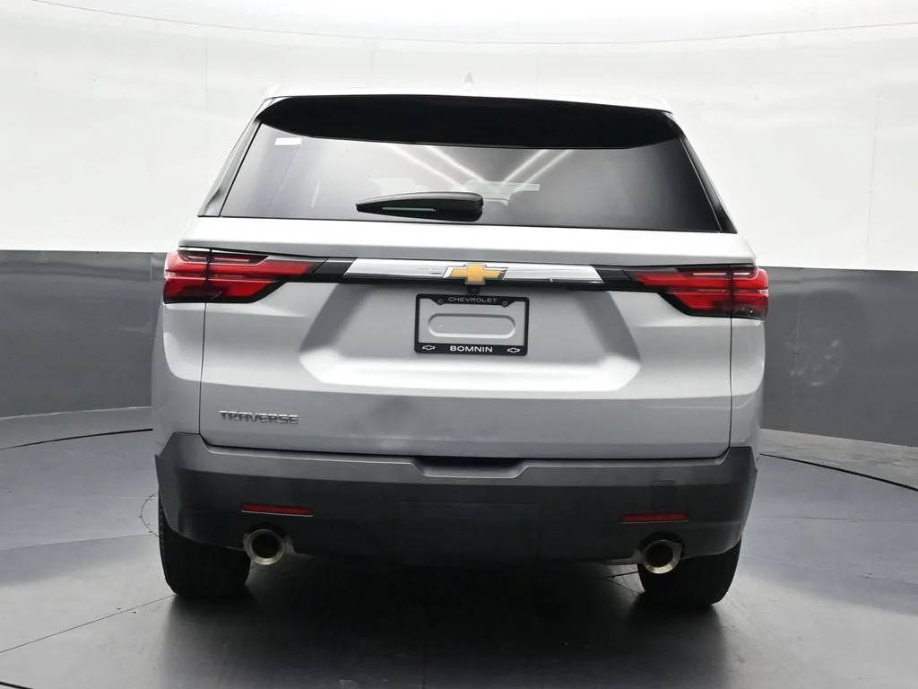 2022 Chevrolet Traverse LS photo 4