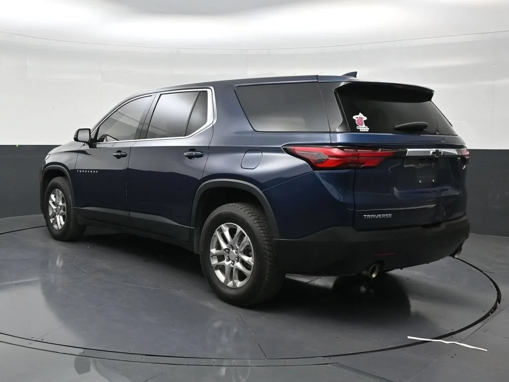 2022 Chevrolet Traverse LS photo 3