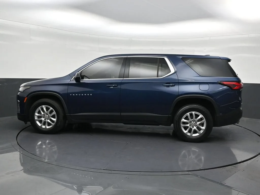 2023 Chevrolet Traverse LS photo 2