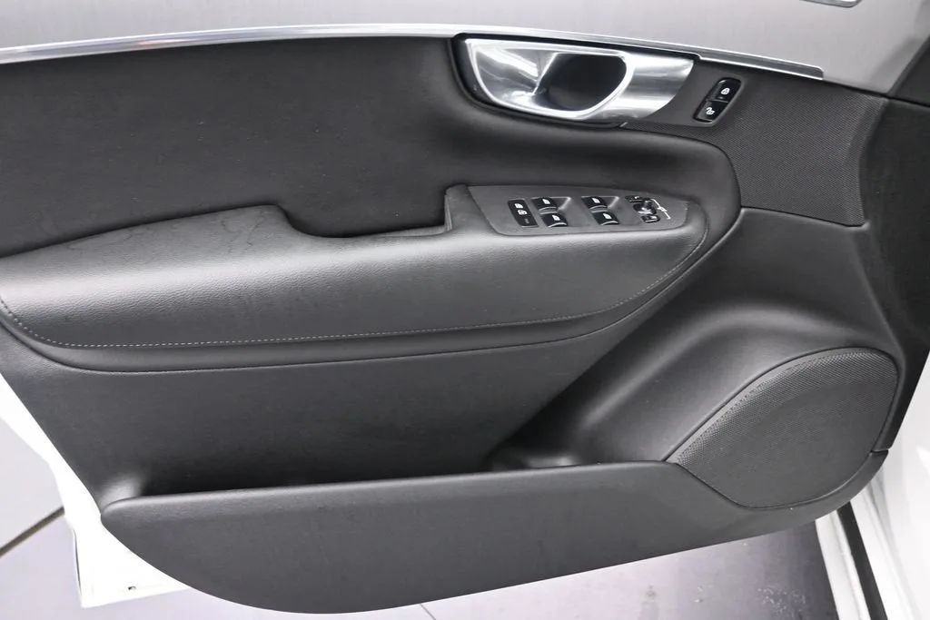 2022 Volvo XC90 Momentum photo 11