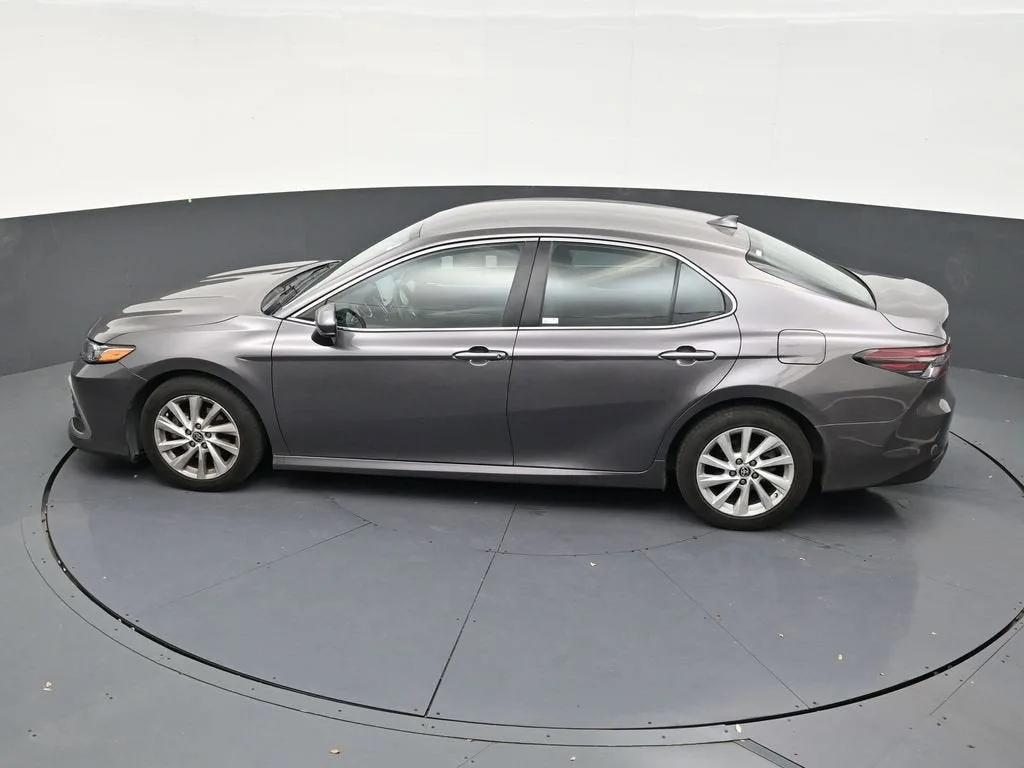 2022 Toyota Camry LE photo 13