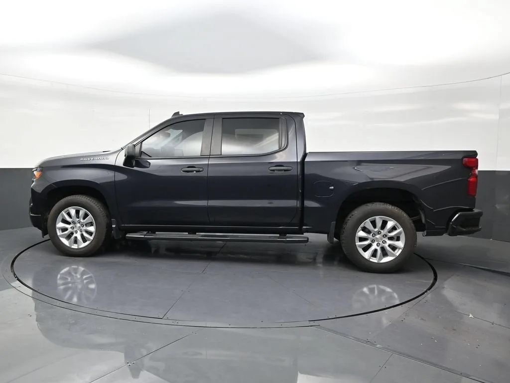 2023 Chevrolet Silverado 1500 Custom photo 2