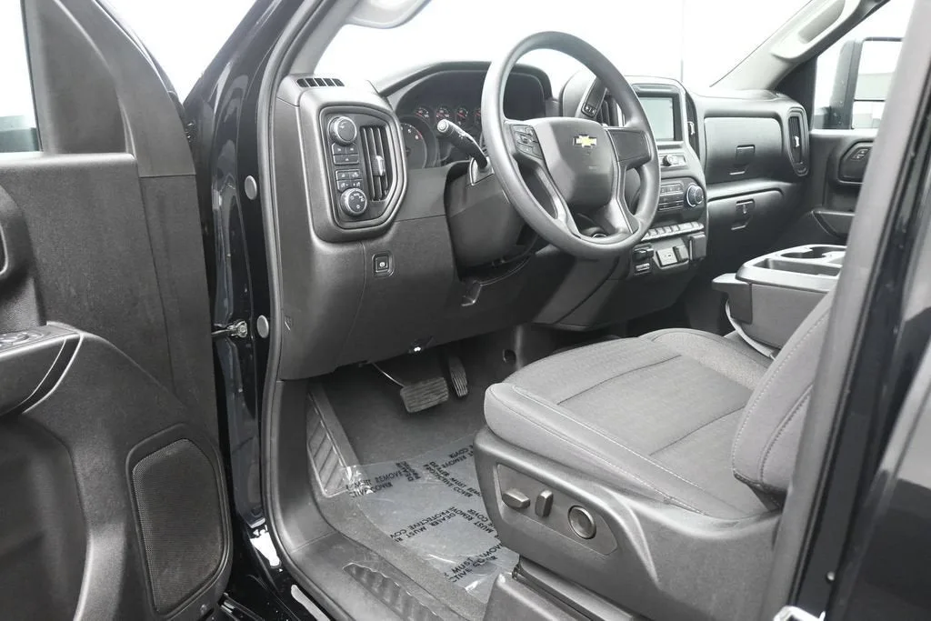2025 Chevrolet Silverado 2500 HD Custom photo 11