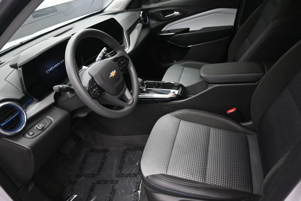 2025 Chevrolet Trax LT photo 12