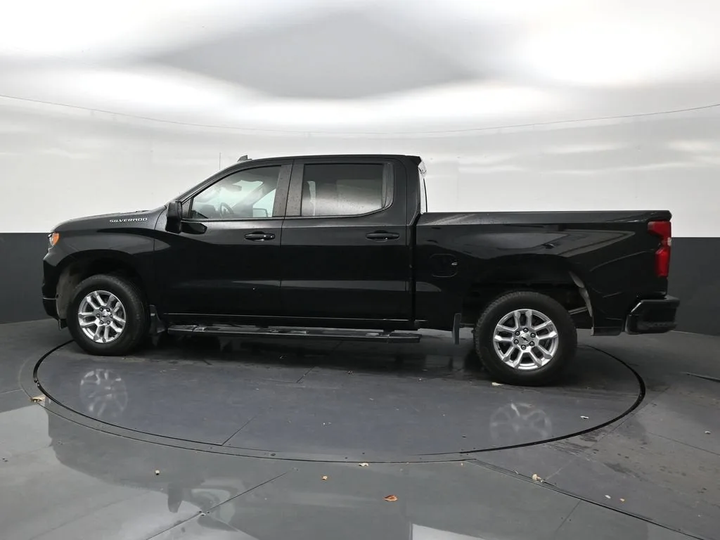 2023 Chevrolet Silverado 1500 RST photo 2