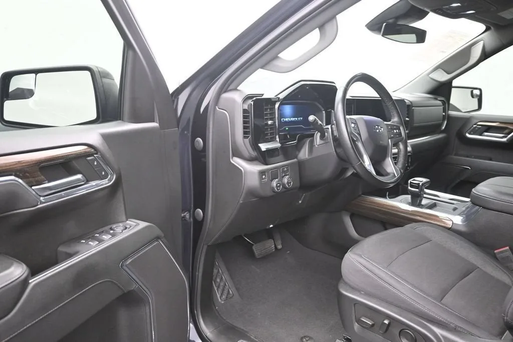 2024 Chevrolet Silverado 1500 RST photo 11